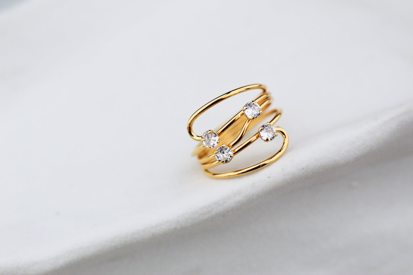 Anillo Fluído Cua Luz, una forma que embellece cada gesto