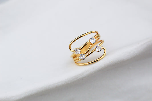 Anillo Fluído Cua Luz, una forma que embellece cada gesto