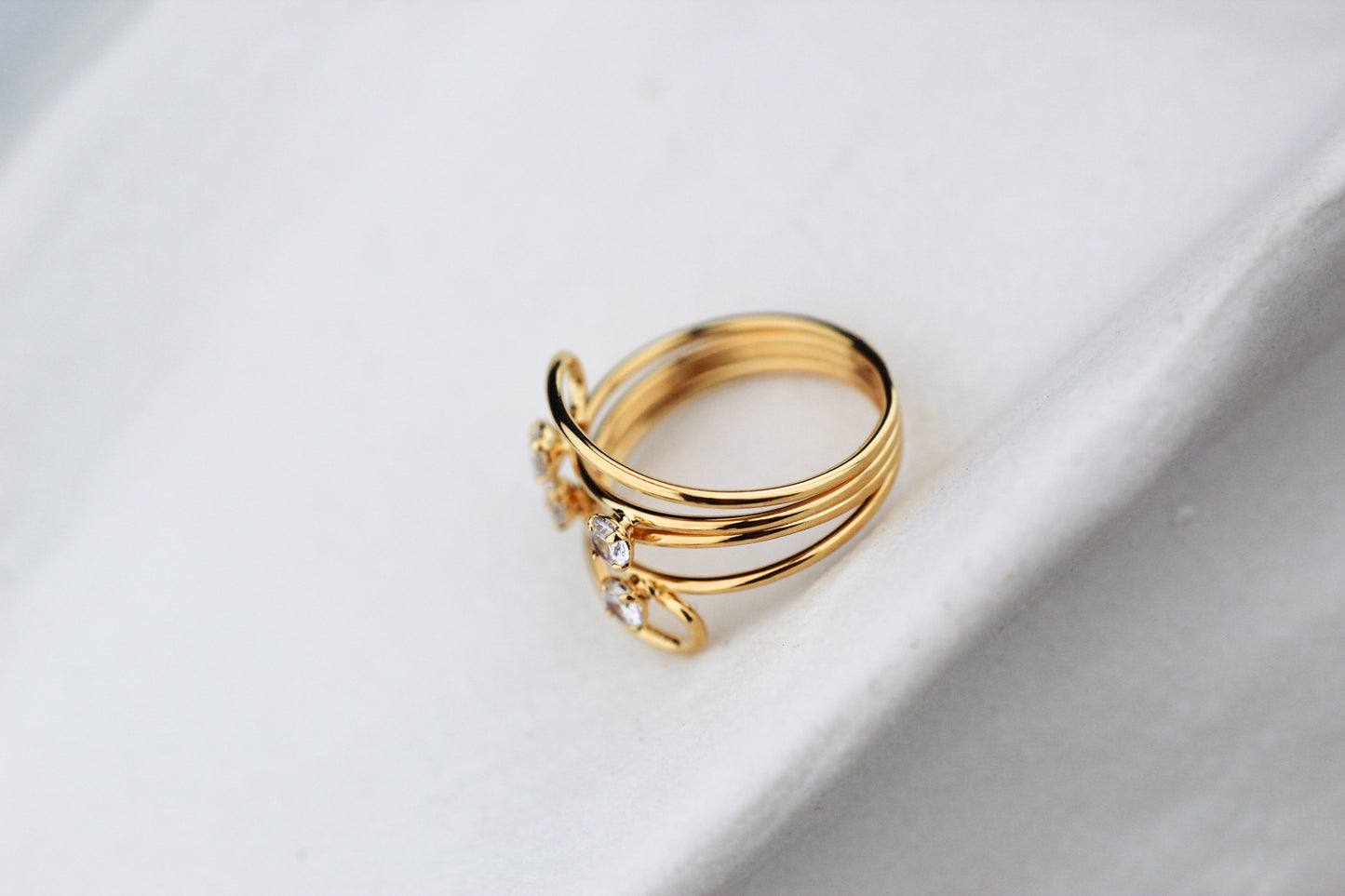 Anillo Fluído Cua Luz, una forma que embellece cada gesto