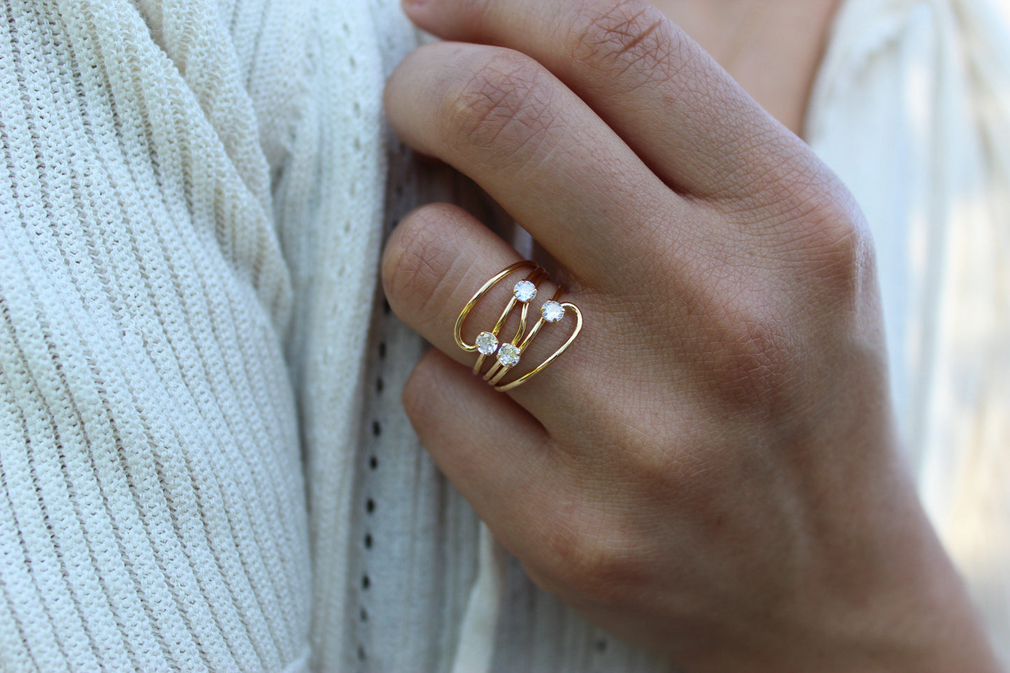 Anillo Fluído Cua Luz, una forma que embellece cada gesto