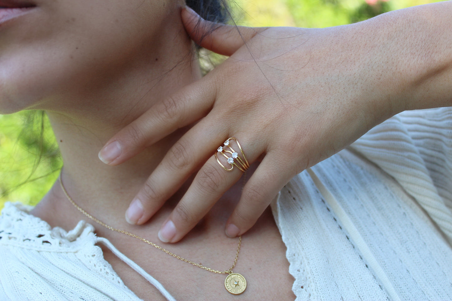 Anillo Fluído Cua Luz, una forma que embellece cada gesto