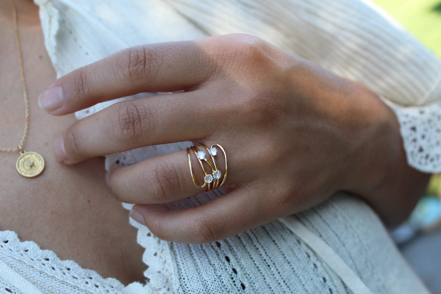 Anillo Fluído Cua Luz, una forma que embellece cada gesto