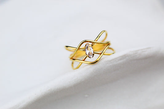 Anillo Fluído Luz, movimiento orgánico que ilumina tu estilo