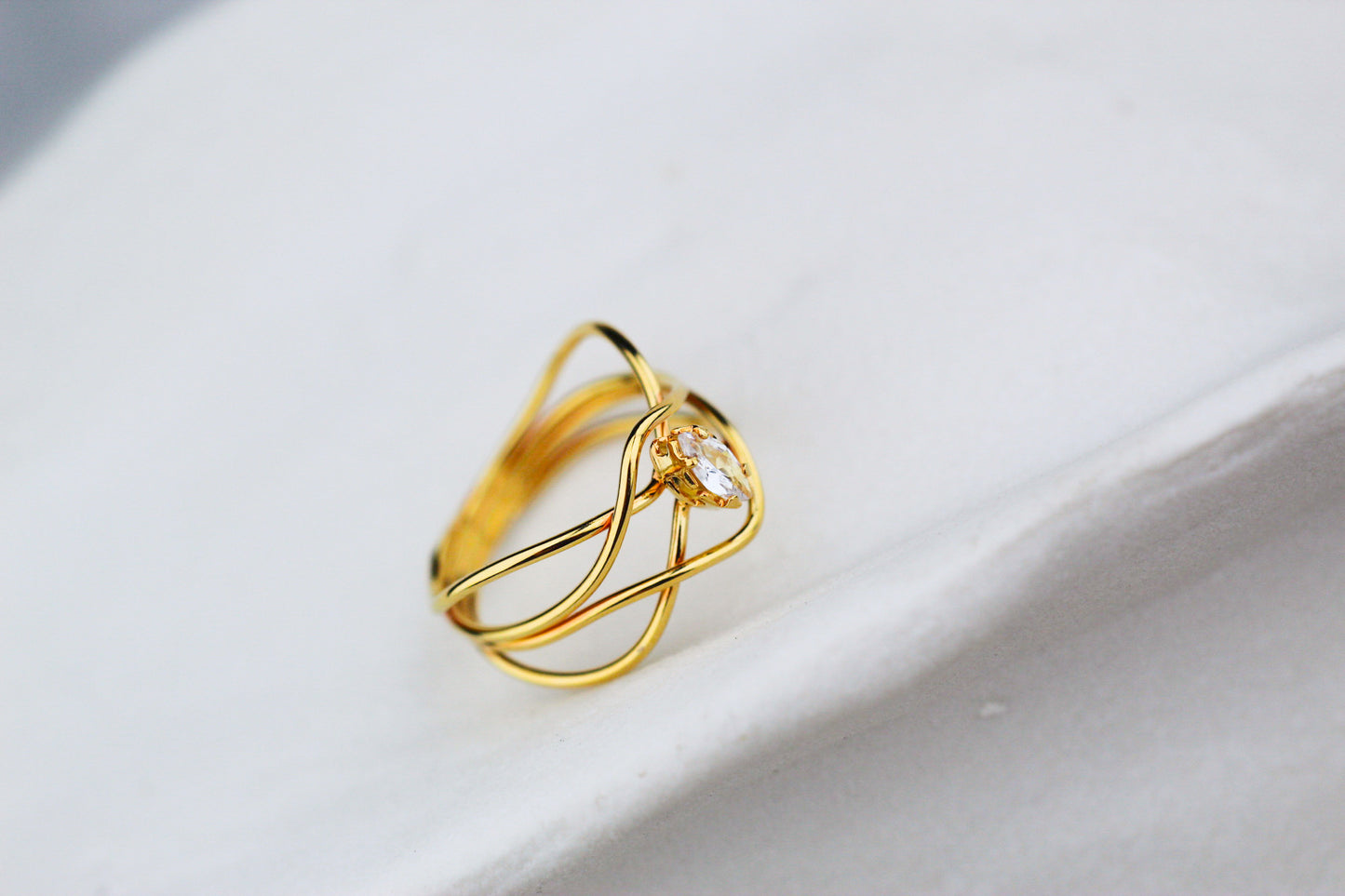 Anillo Fluído Luz, movimiento orgánico que ilumina tu estilo