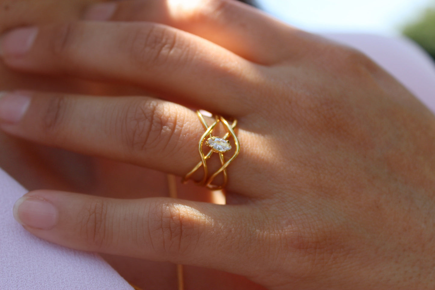 Anillo Fluído Luz, movimiento orgánico que ilumina tu estilo