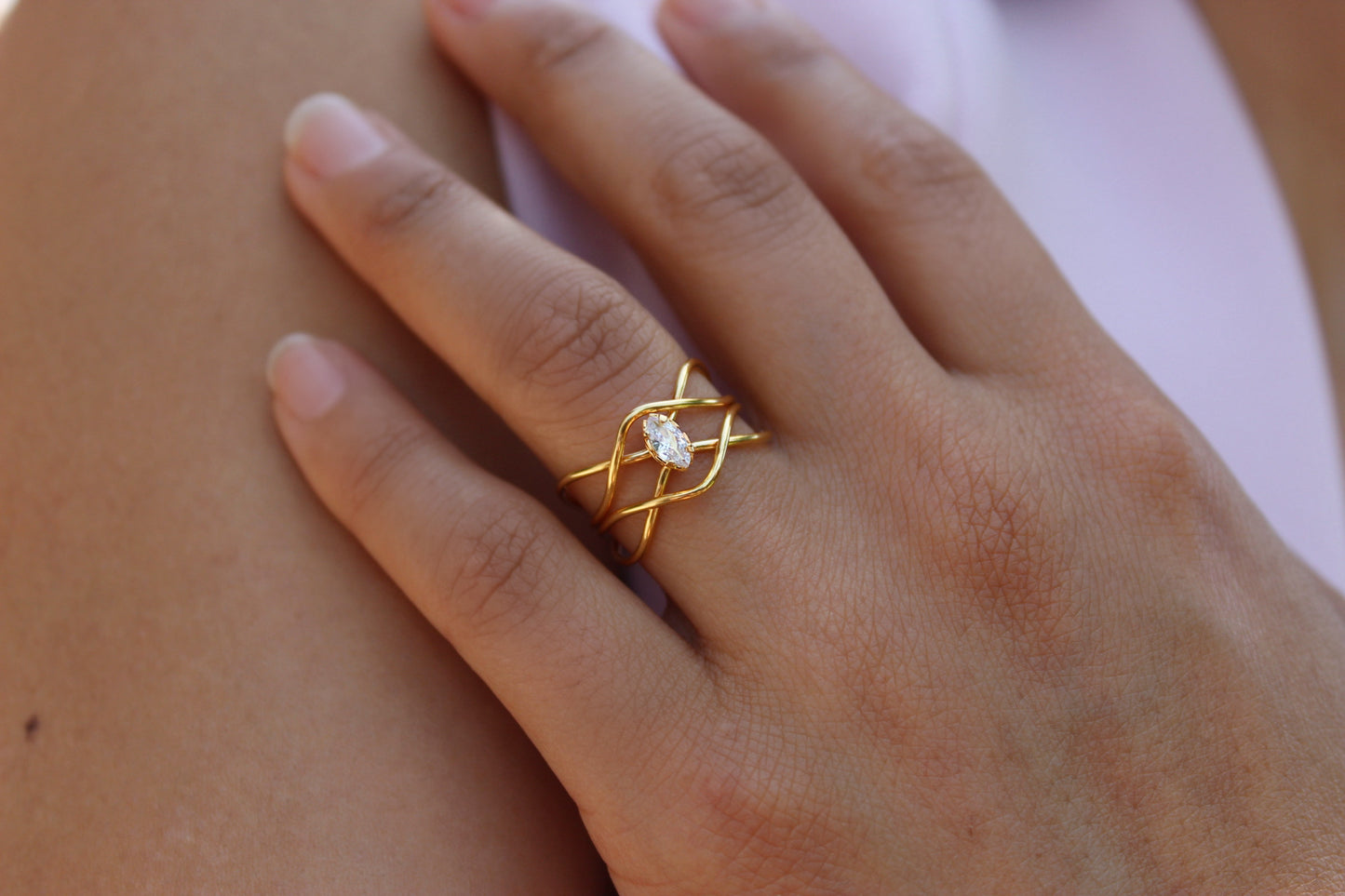 Anillo Fluído Luz, movimiento orgánico que ilumina tu estilo