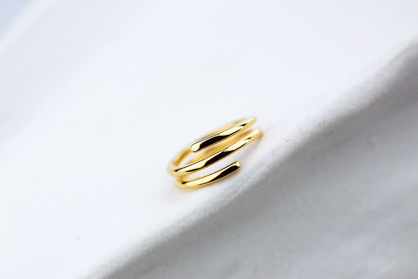 Anillo Líneas Gru, fuerza moderna para un estilo definido