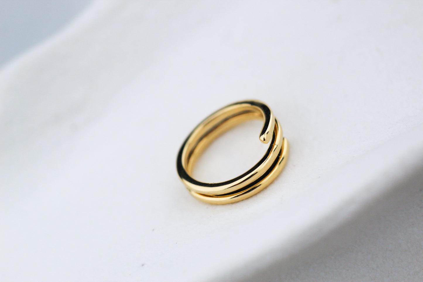 Anillo Líneas Gru, fuerza moderna para un estilo definido