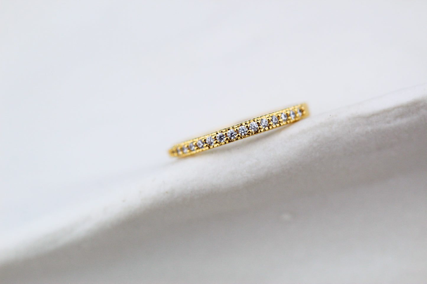 Anillo Tara Frost B.V., un clásico que resalta con delicadeza