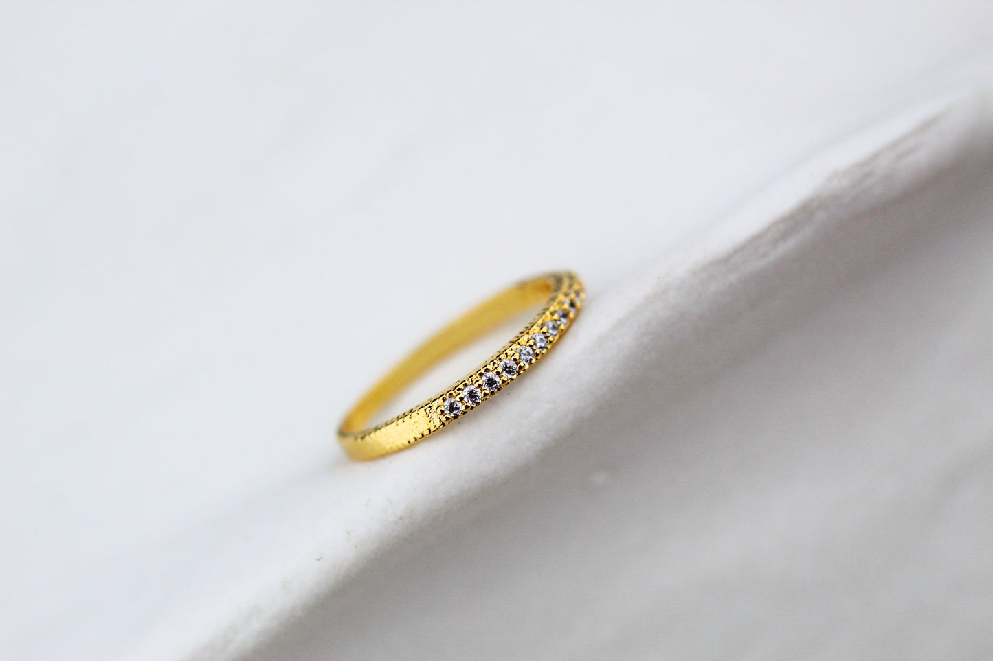 Anillo Tara Frost B.V., un clásico que resalta con delicadeza