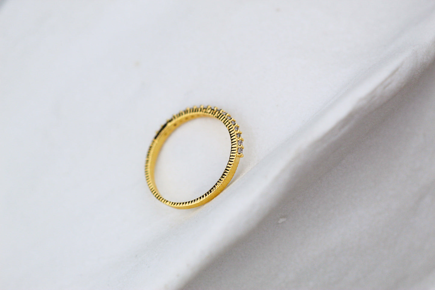 Anillo Tara Frost B.V., un clásico que resalta con delicadeza