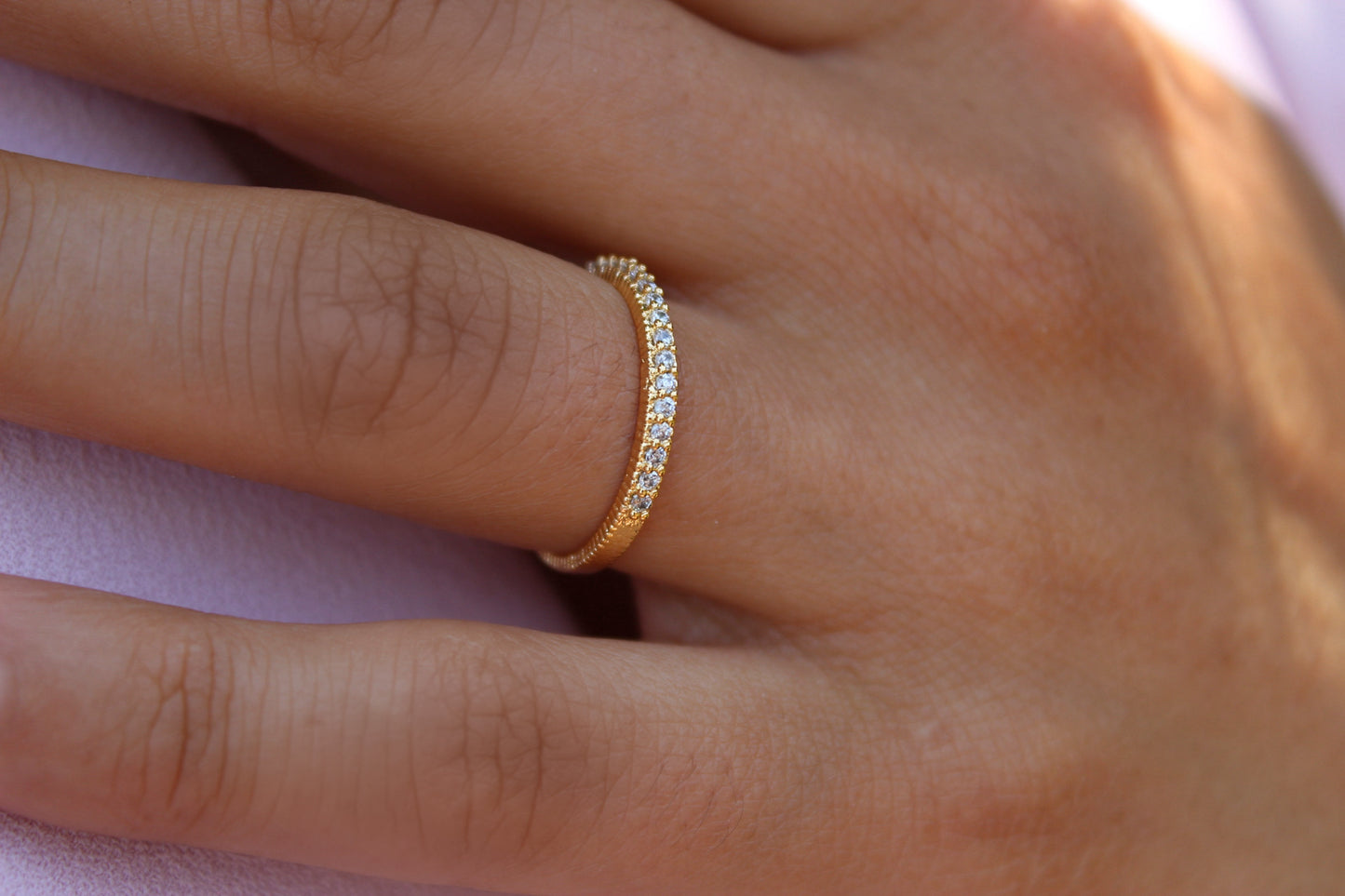 Anillo Tara Frost B.V., un clásico que resalta con delicadeza