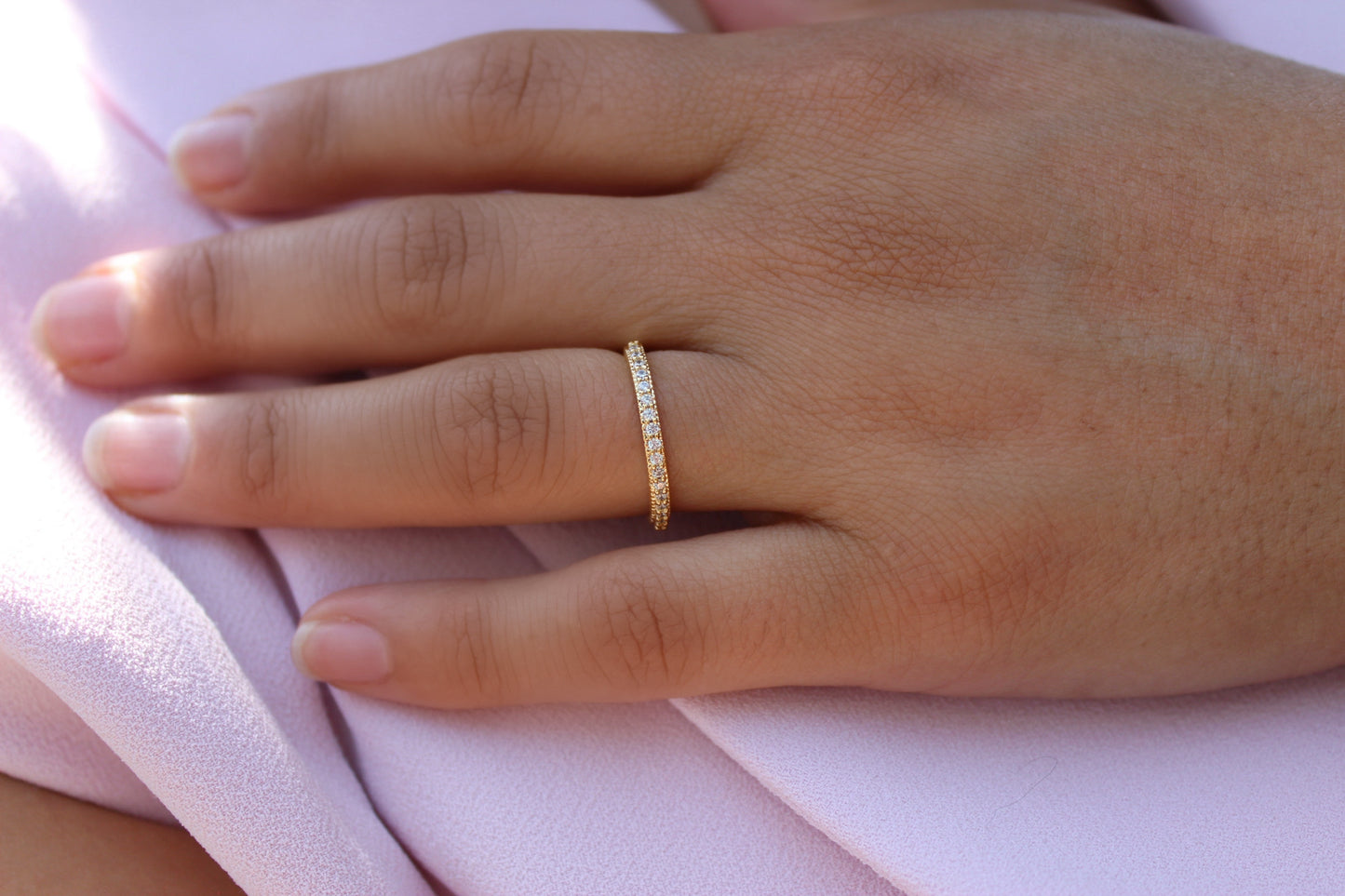 Anillo Tara Frost B.V., un clásico que resalta con delicadeza