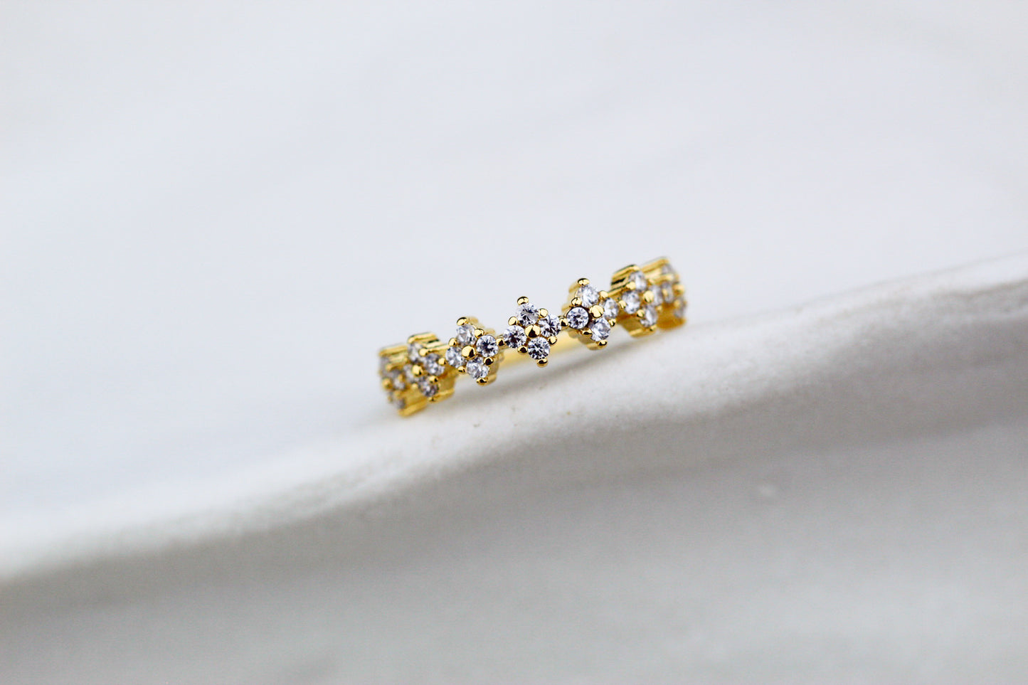 Anillo Tara Frost Fl, luz fina con un toque moderno