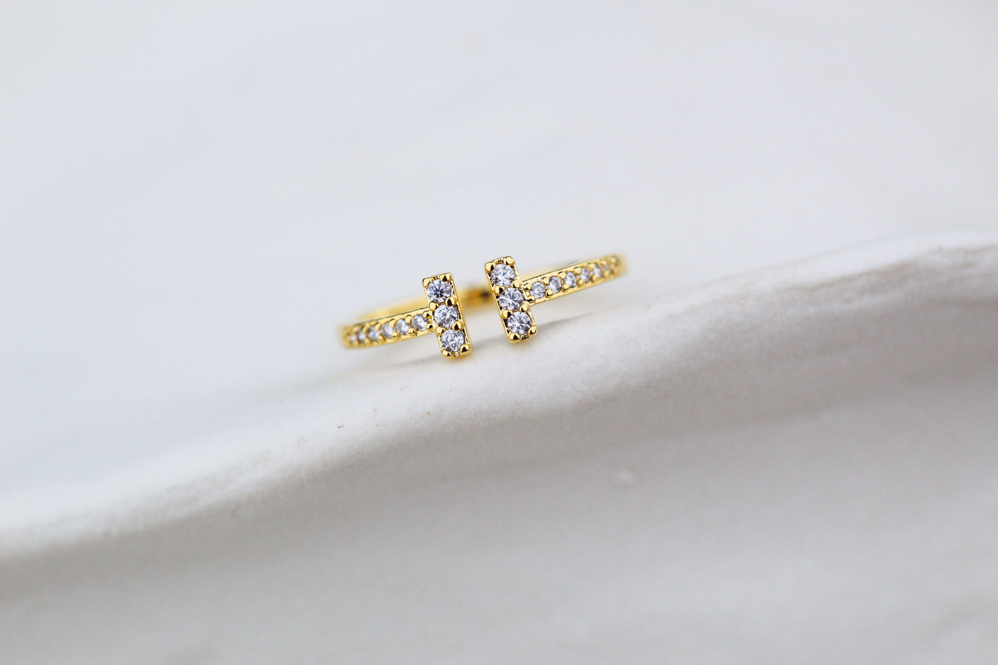 Anillo Ti Frost, destellos finos para un estilo limpio y actual