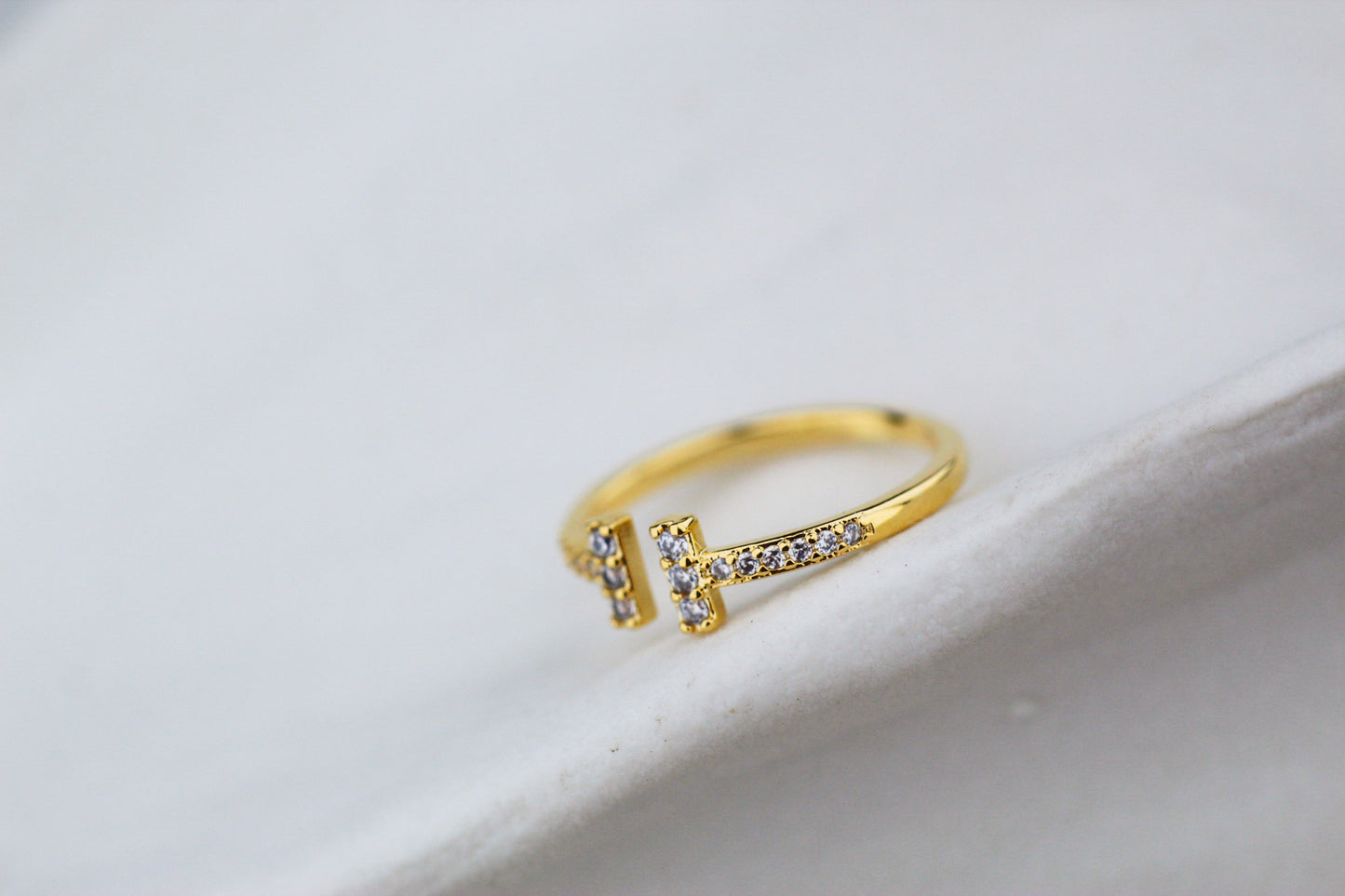 Anillo Ti Frost, destellos finos para un estilo limpio y actual