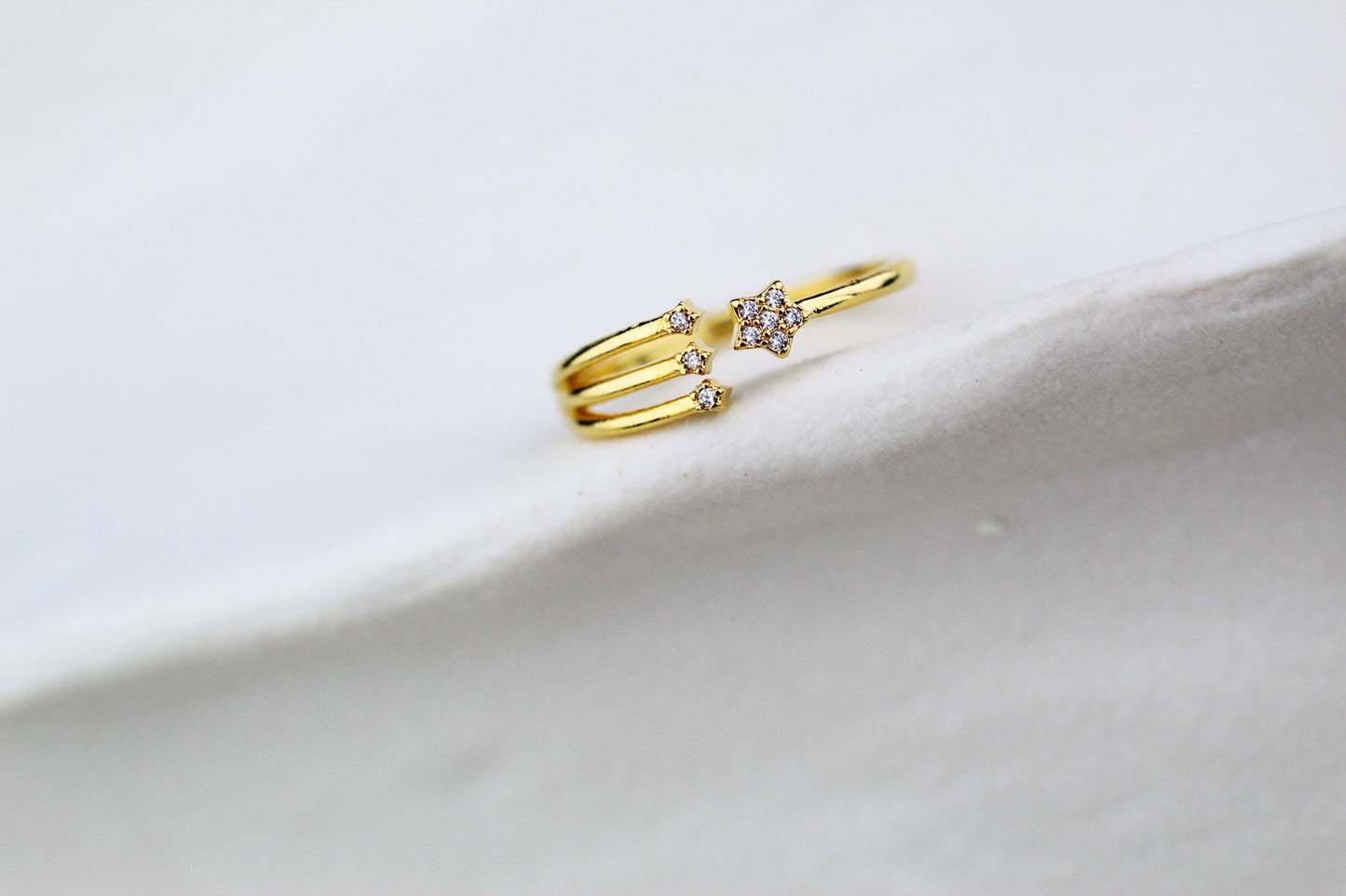 Anillo Tri Flor, delicadeza moderna que se adapta a ti