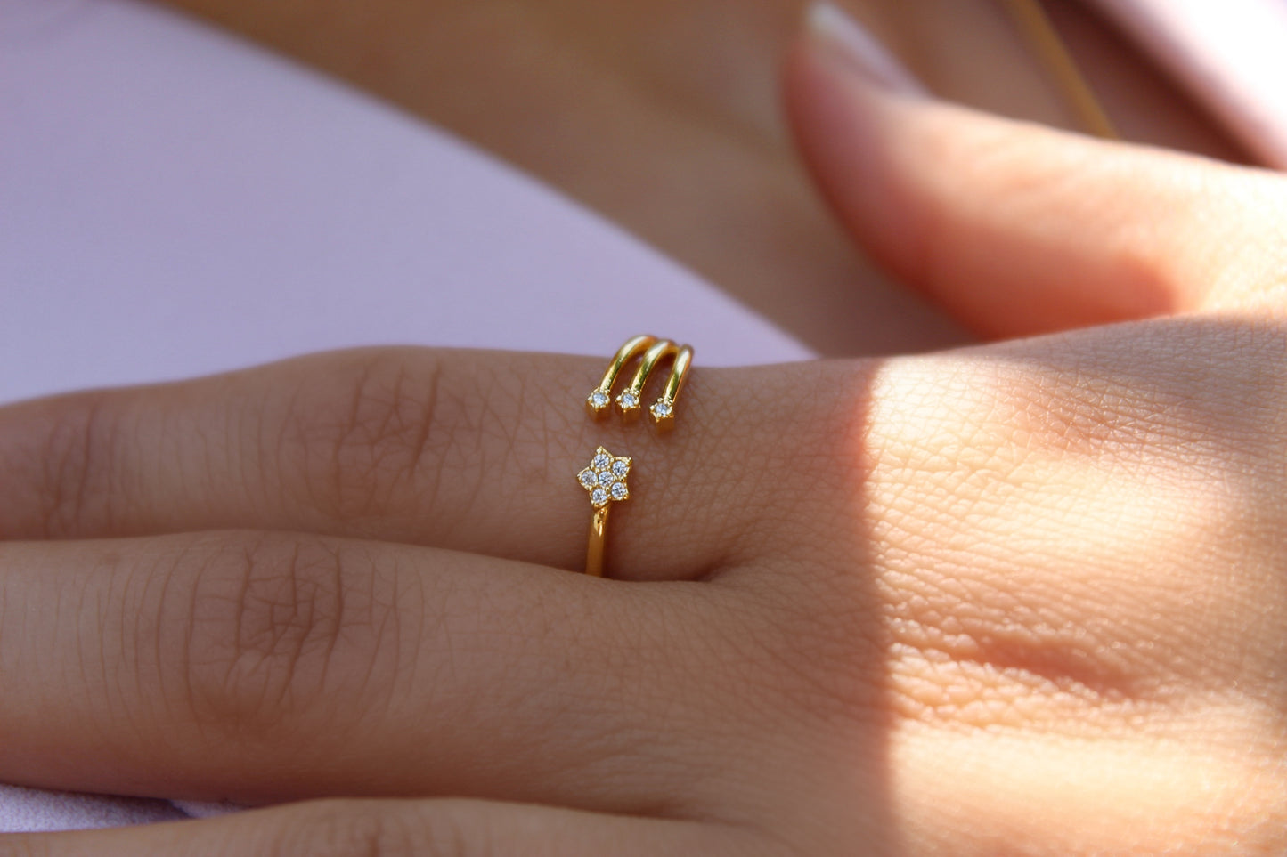 Anillo Tri Flor, delicadeza moderna que se adapta a ti