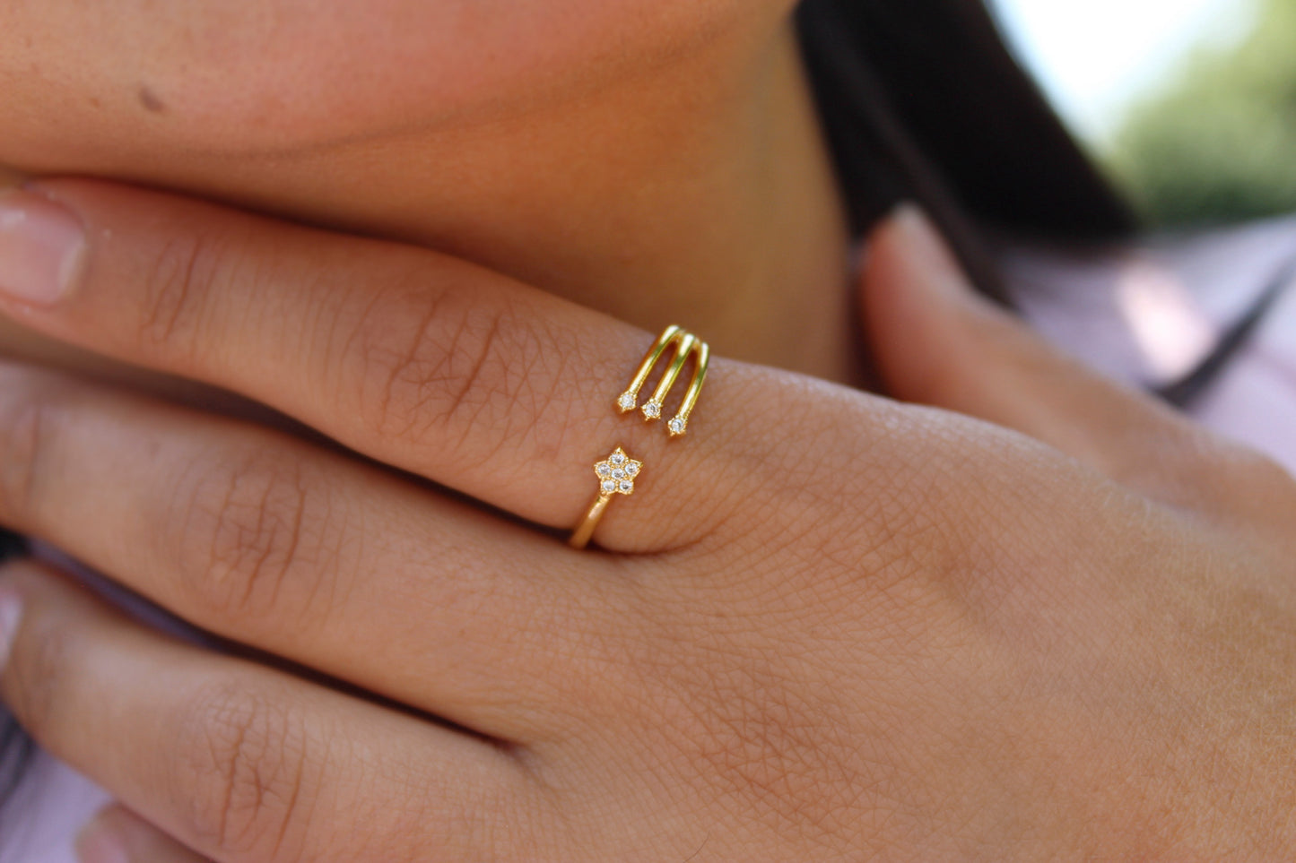 Anillo Tri Flor, delicadeza moderna que se adapta a ti