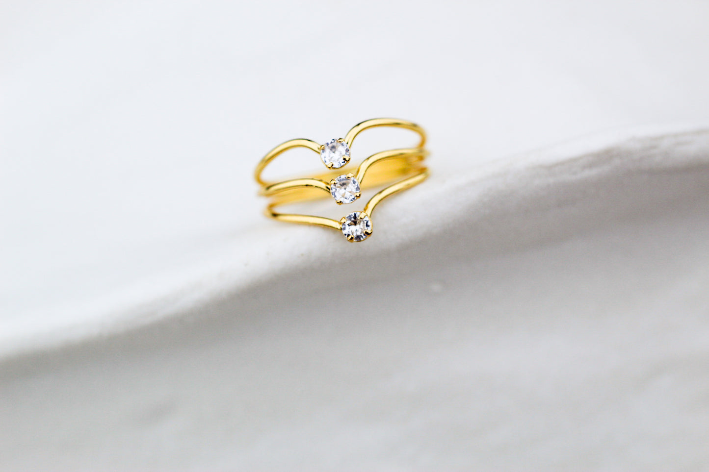 Anillo Tri Luz Pira, luz moderna con un toque audaz