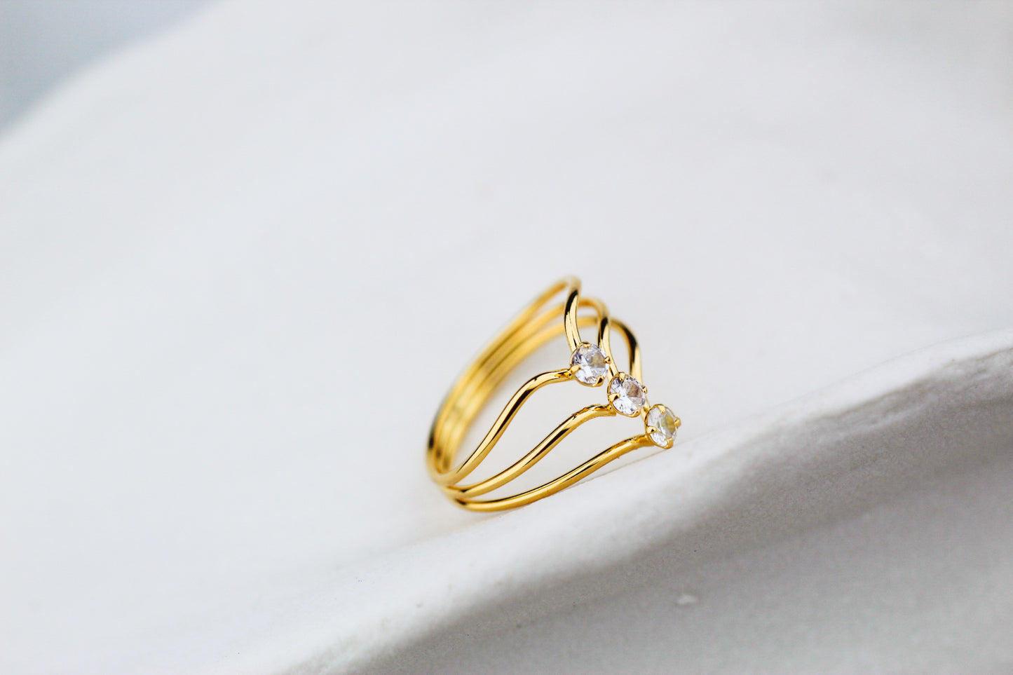 Anillo Tri Luz Pira, luz moderna con un toque audaz