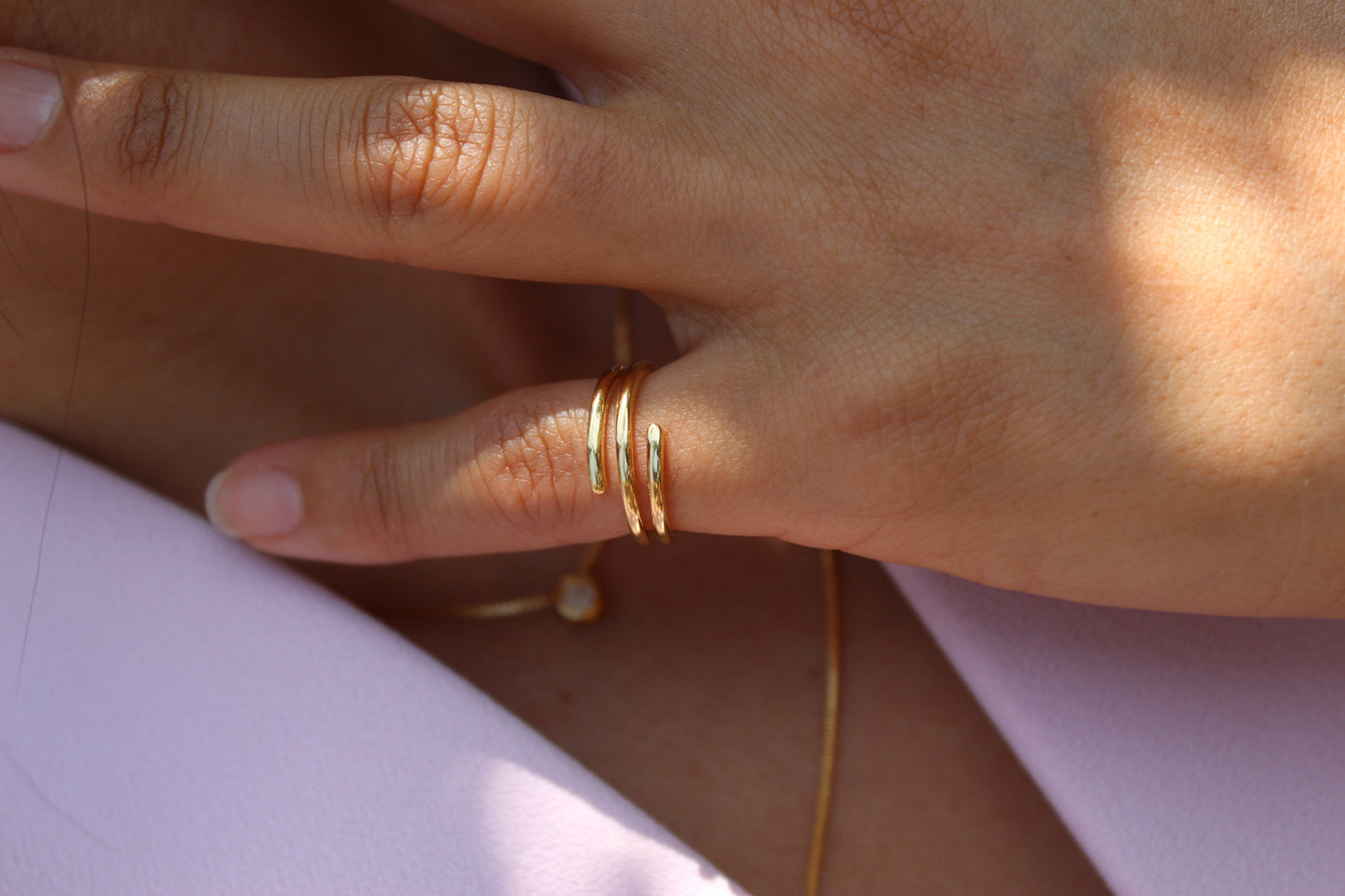 Anillo Líneas Gru, fuerza moderna para un estilo definido