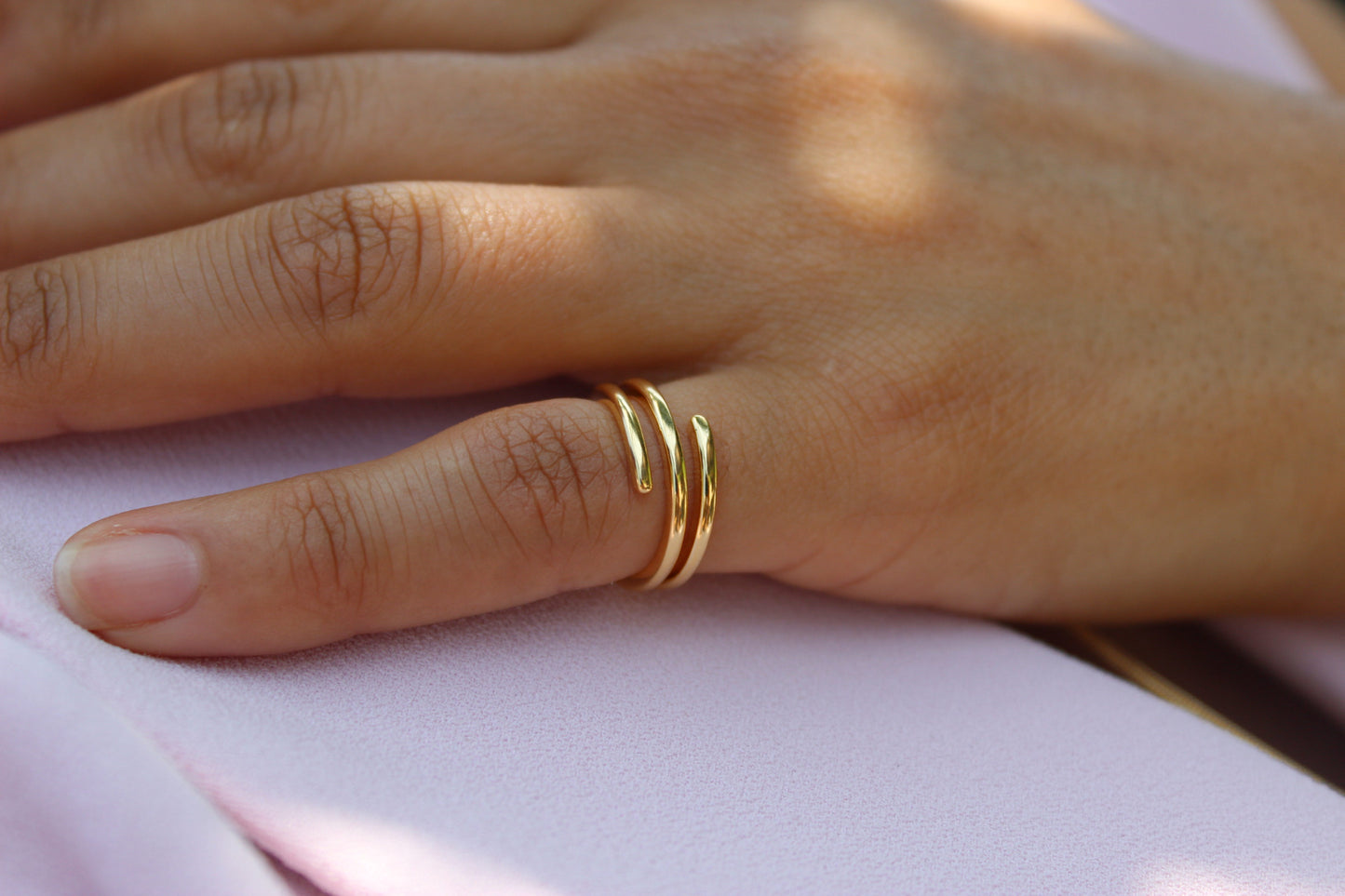 Anillo Líneas Gru, fuerza moderna para un estilo definido