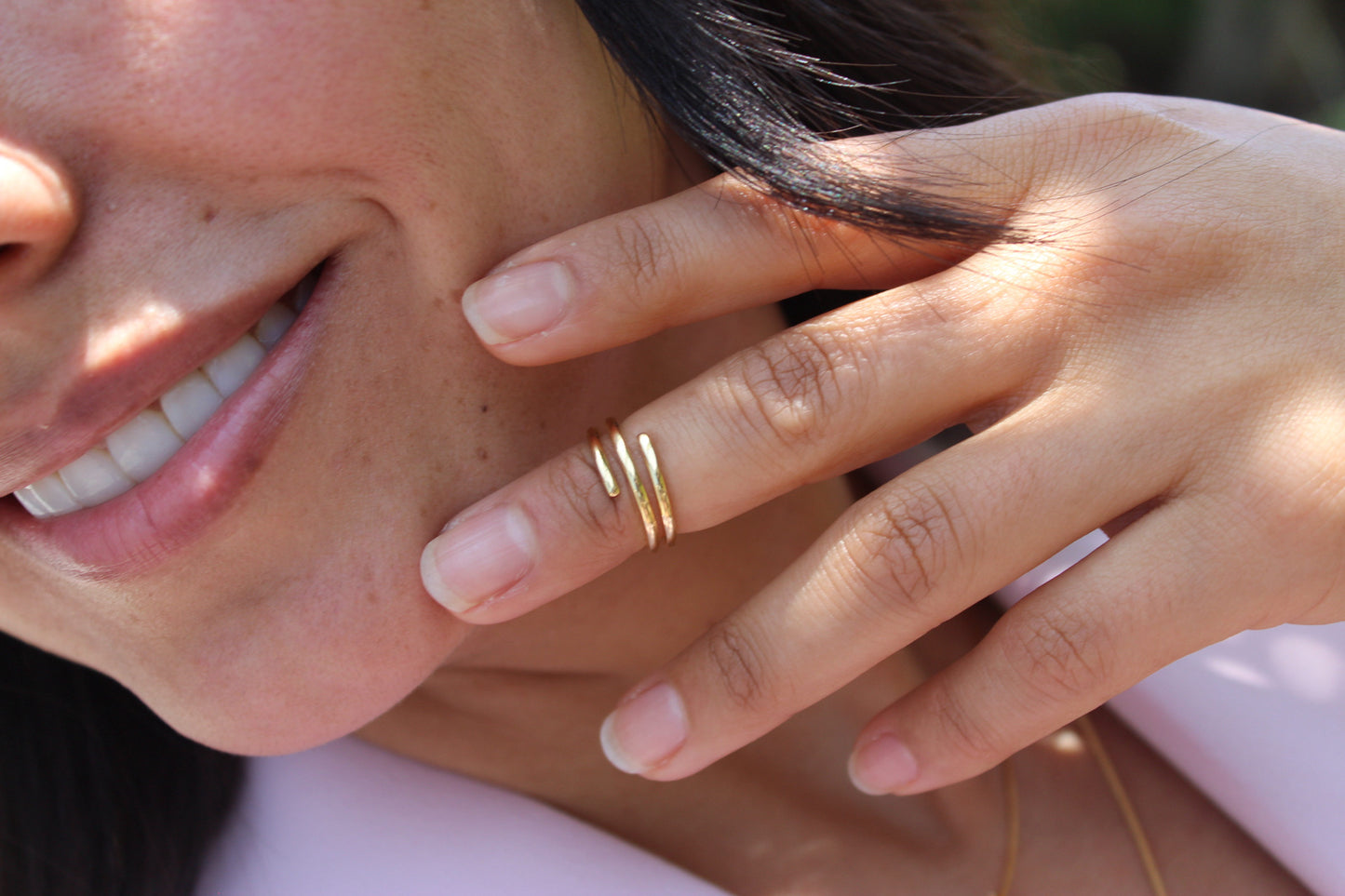 Anillo Líneas Gru, fuerza moderna para un estilo definido