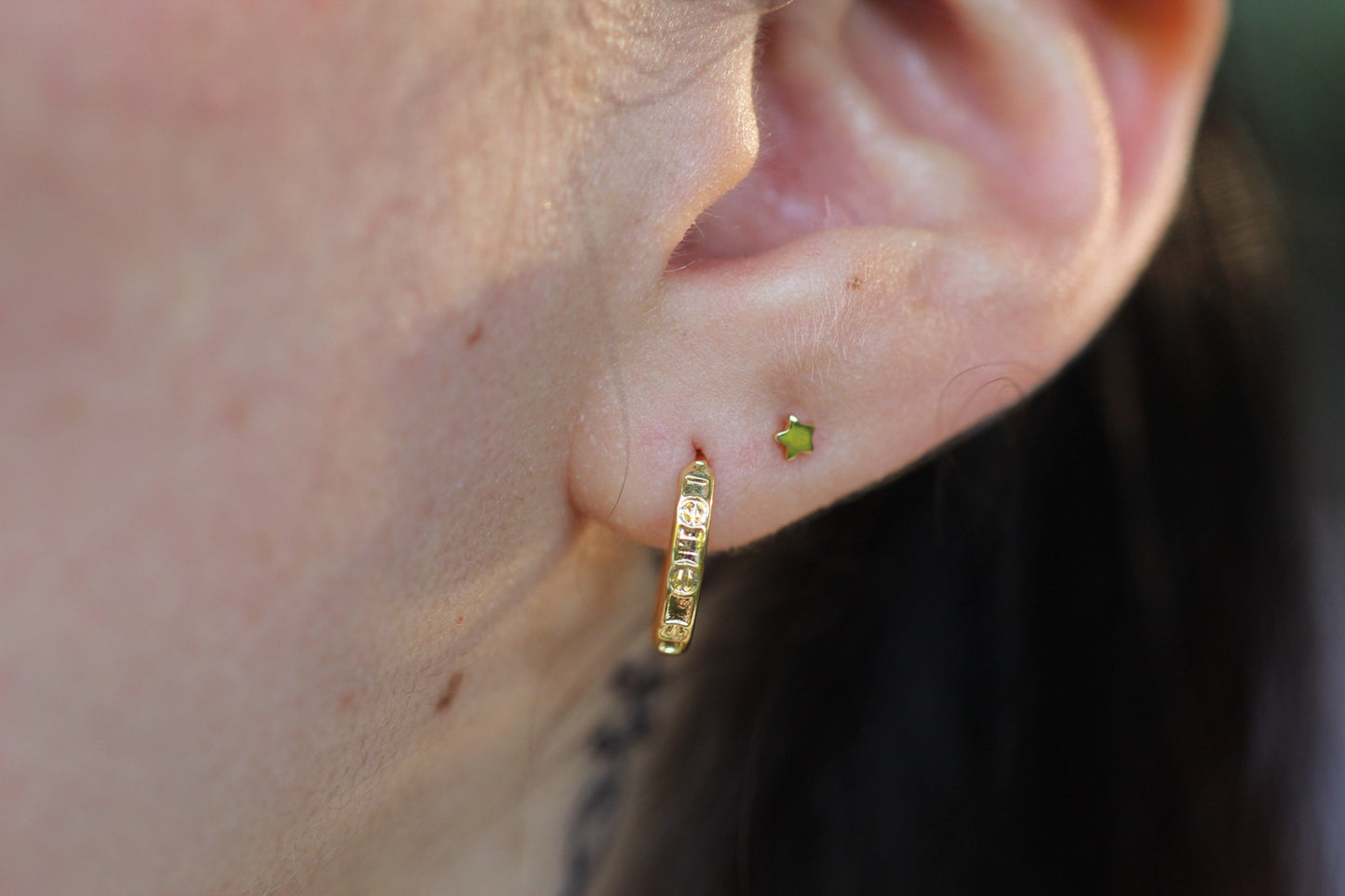 Argollas Borneo Carti Sutil 1,4, la delicadeza de la alta joyería en su versión más clásica