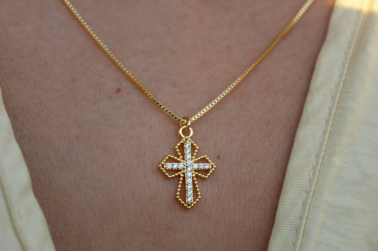 Collar Cruz Cali Frost II, fe que ilumina y fortalece tu camino
