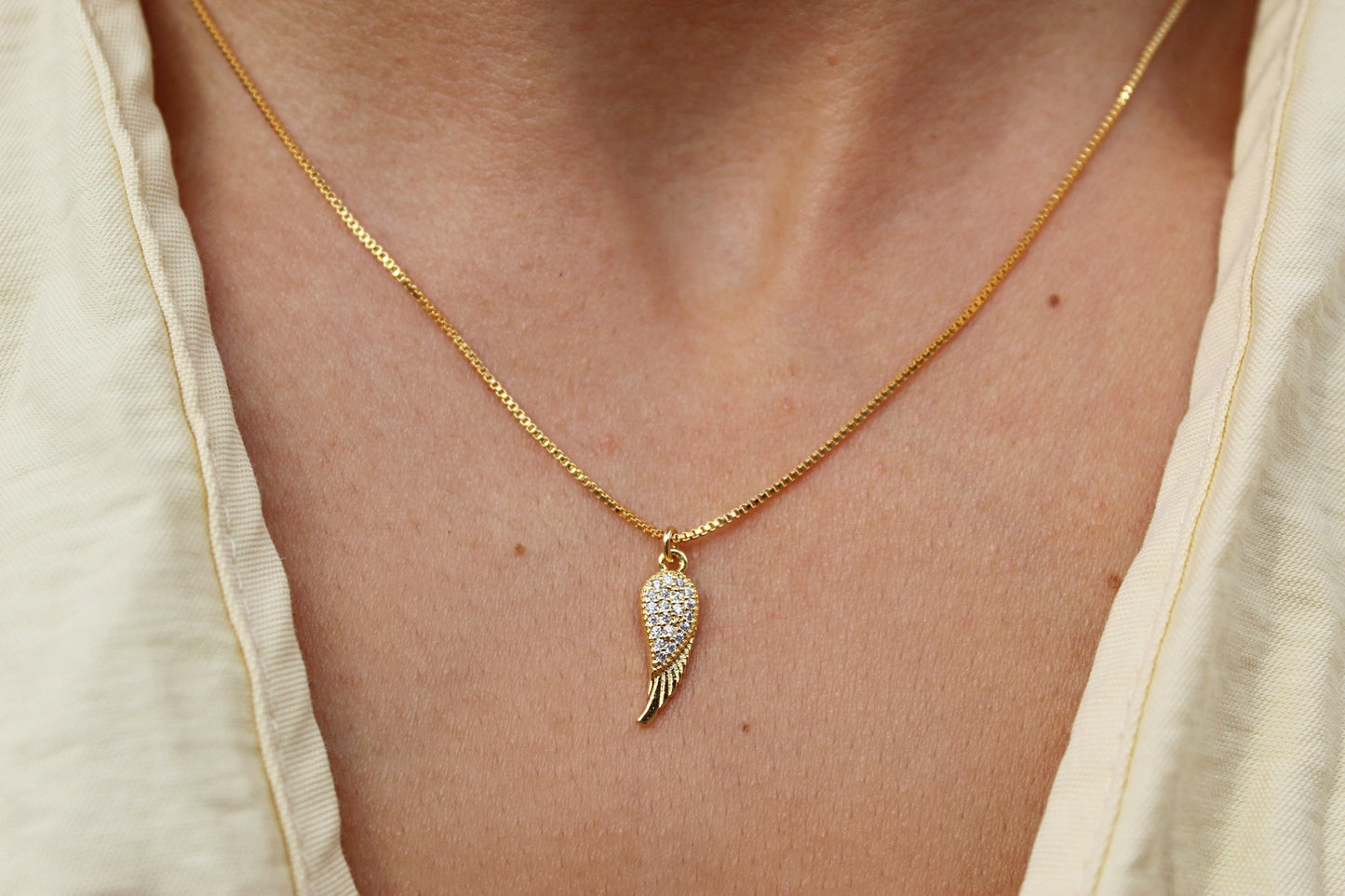 Collar Ala Ángel Frost, una presencia que te acompaña cuando más lo necesitas