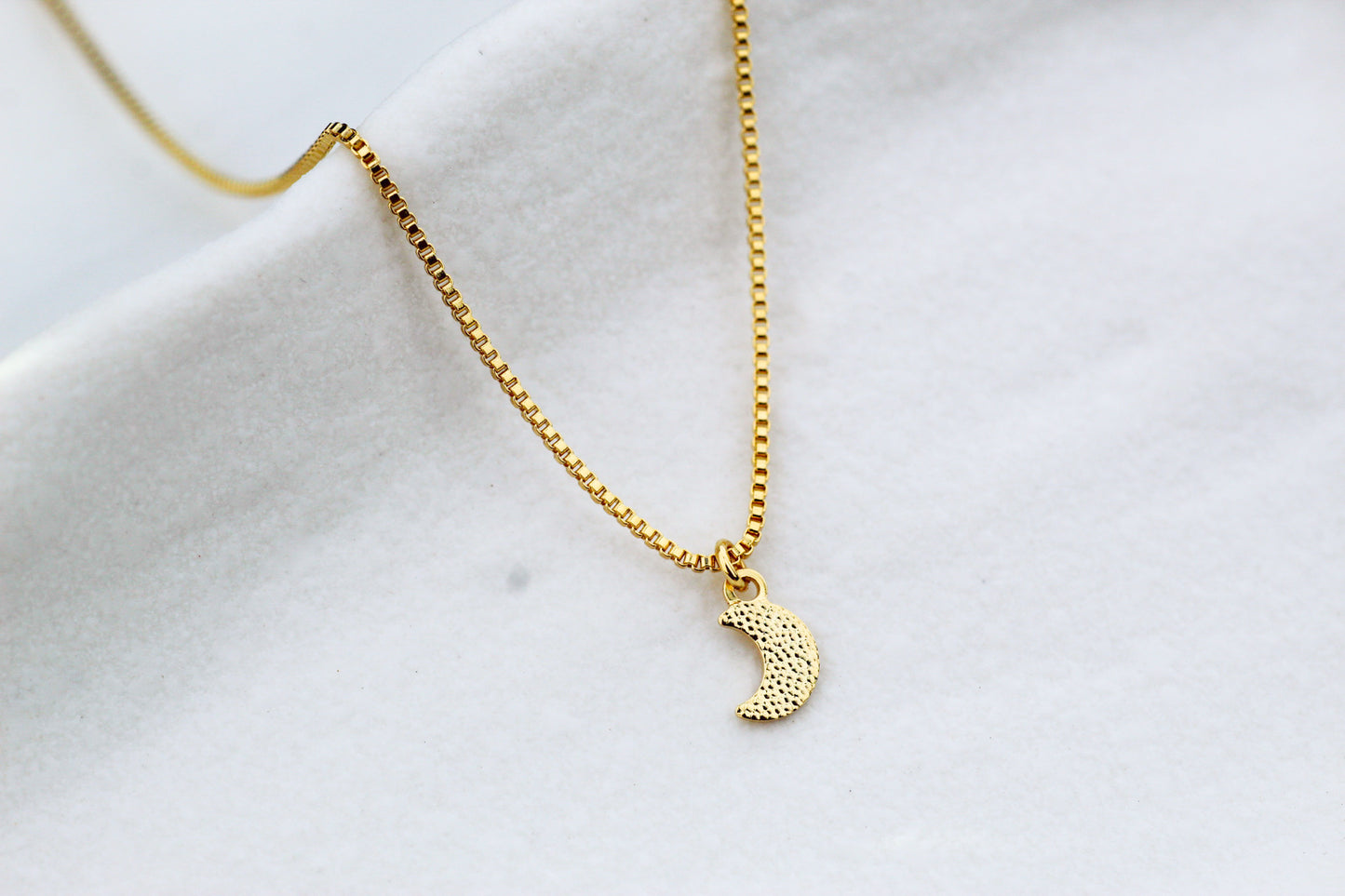 Collar BB Luna Satin, un reflejo de calma.