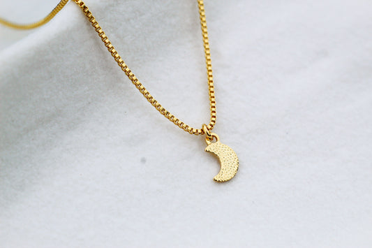 Collar BB Luna Satin, un reflejo de calma.