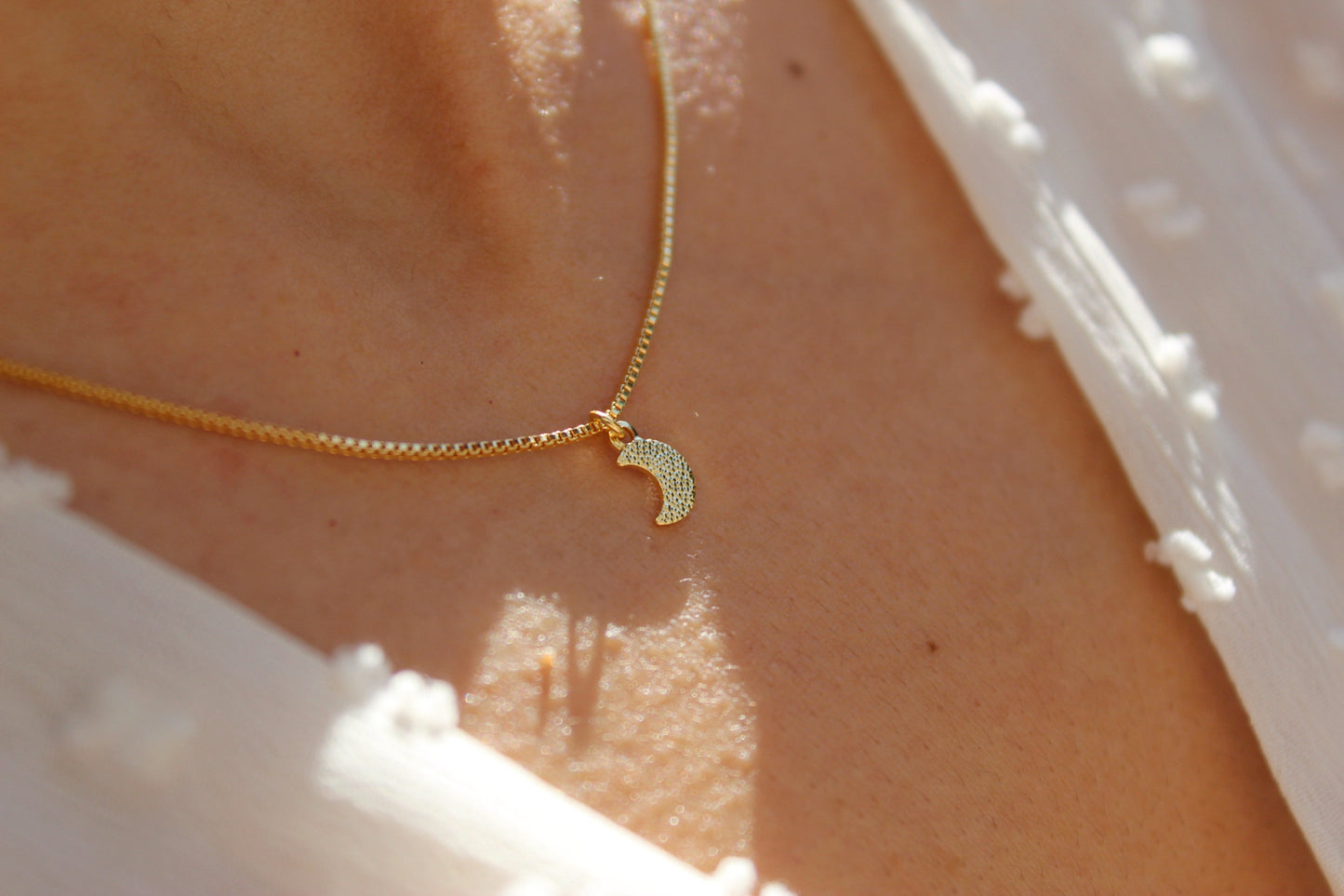 Collar BB Luna Satin, un reflejo de calma.