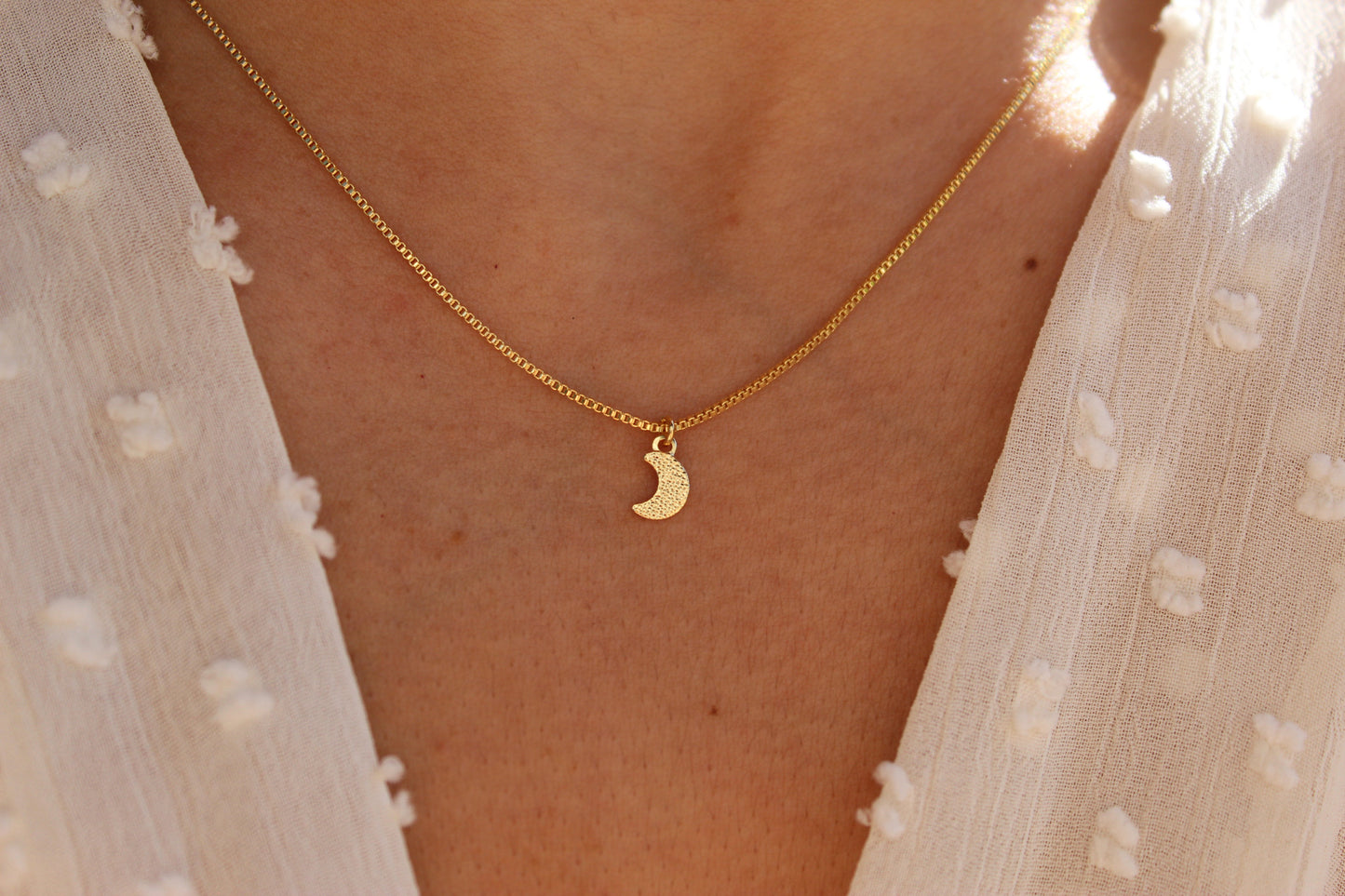 Collar BB Luna Satin, un reflejo de calma.