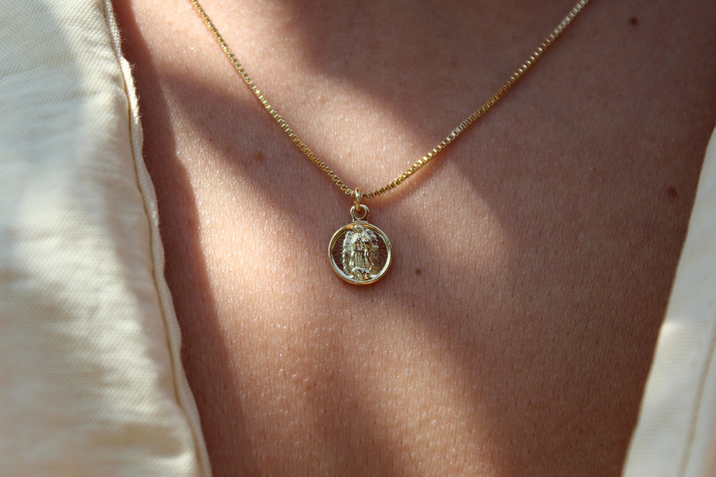 Collar BB Virgen de Guadalupe, fe que se lleva cerca del corazón