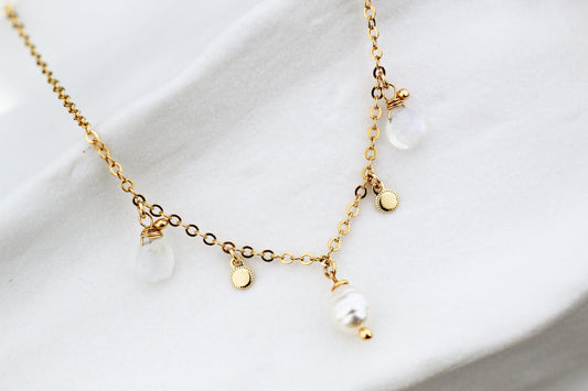 Collar Copelia Piedra Luna + Perla, energía femenina en equilibrio.