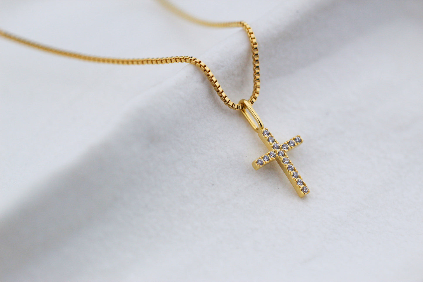 Collar Cruz Frost II, fe sutil que acompaña todos los días