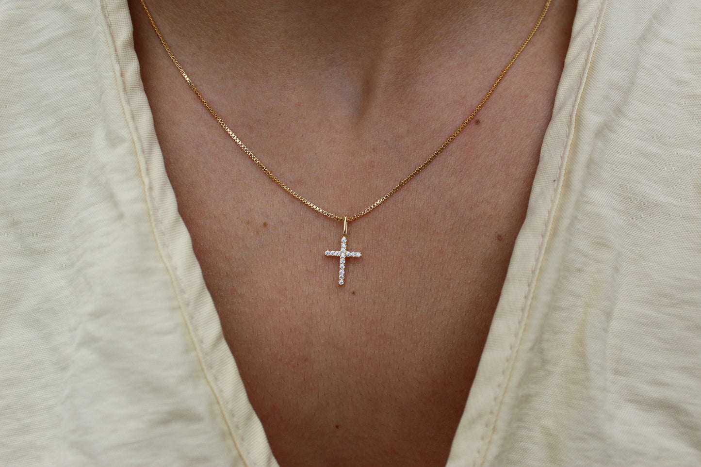 Collar Cruz Frost II, fe sutil que acompaña todos los días