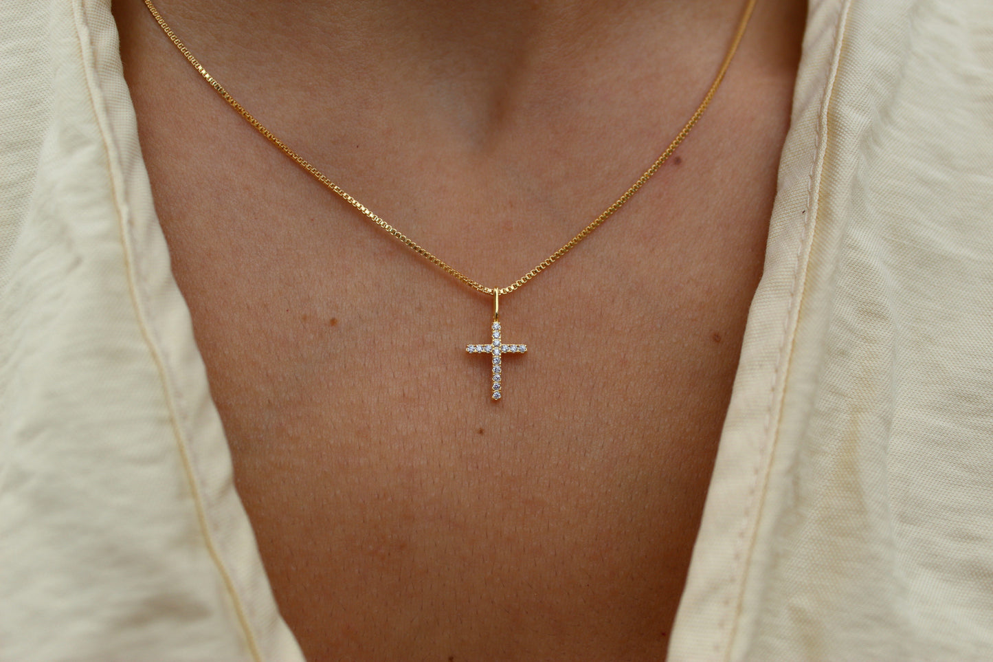 Collar Cruz Frost II, fe sutil que acompaña todos los días