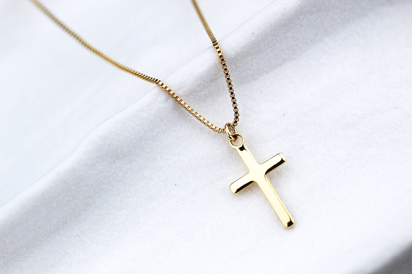 Collar Cruz Gru 1,9, fe que se lleva con estilo propio