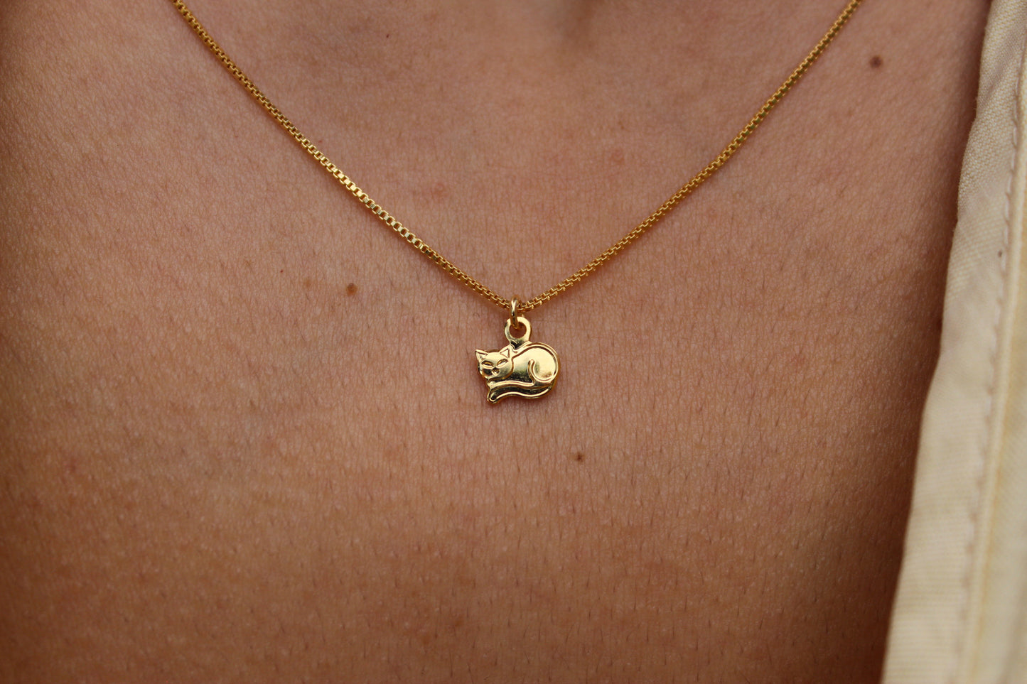 Collar Gato acostado, calma, intuición y libertad en su forma más pura