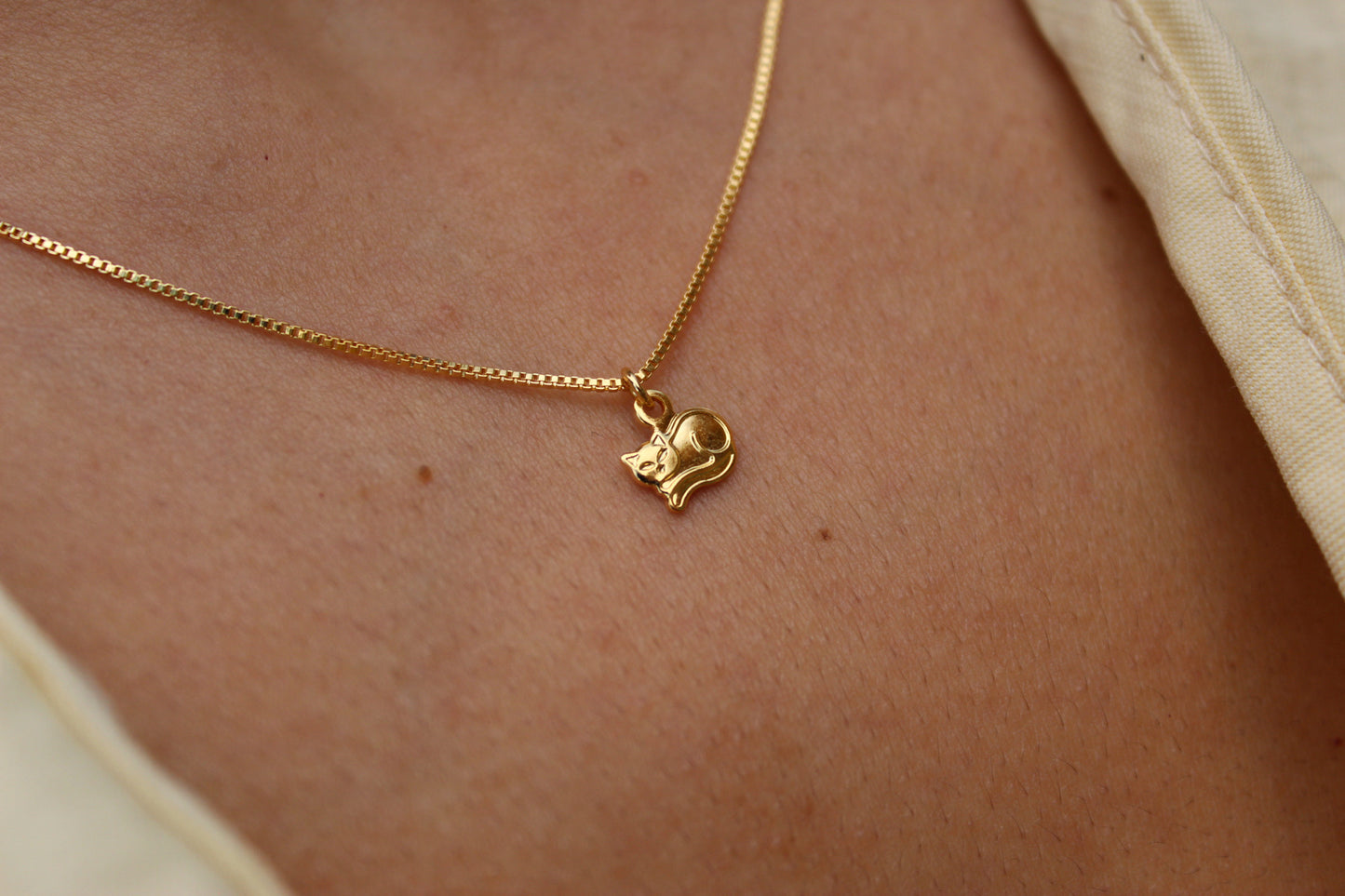 Collar Gato acostado, calma, intuición y libertad en su forma más pura