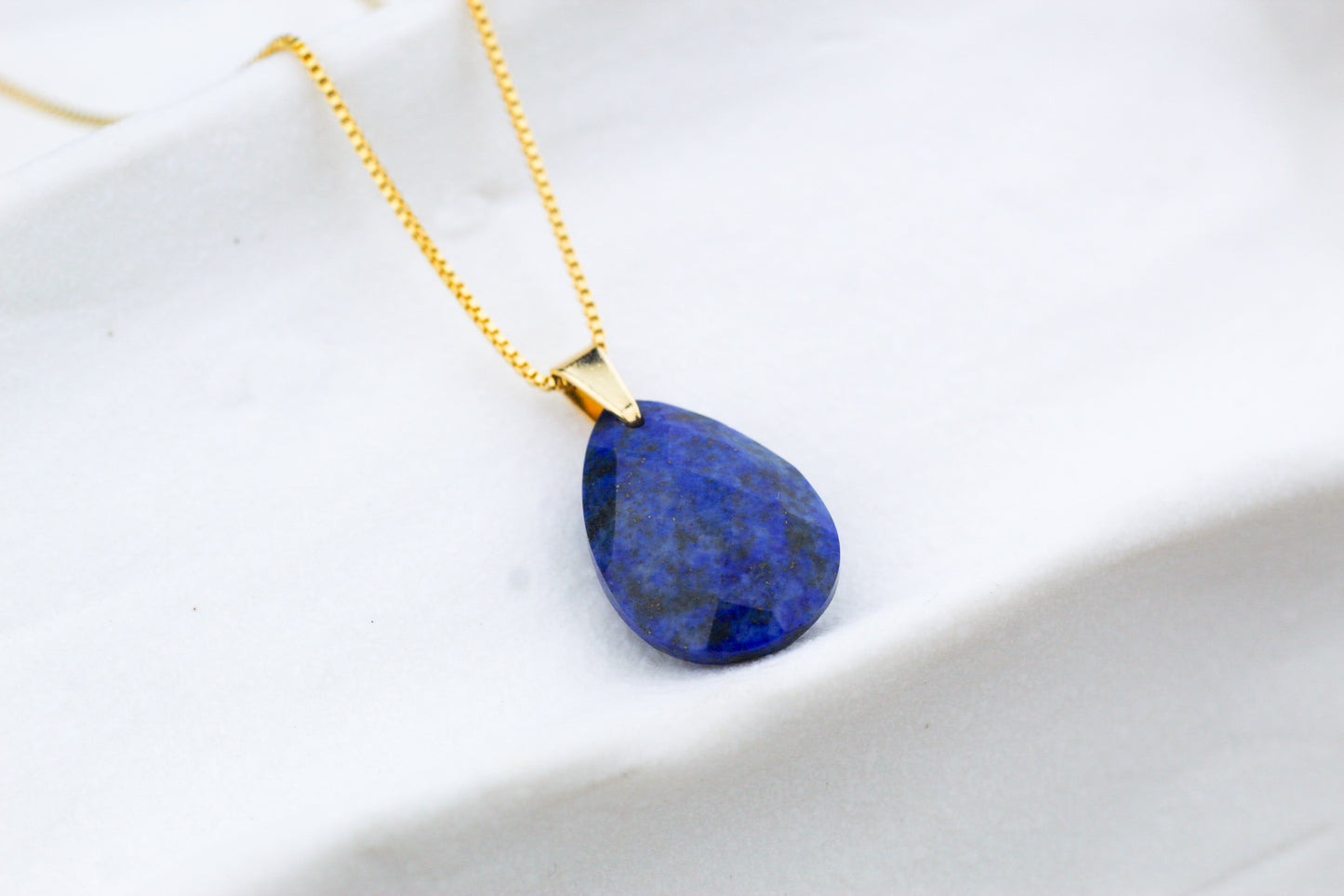 Collar Lapislázuli Drops Facet 1,8 cm., elegancia con raíz chilena.