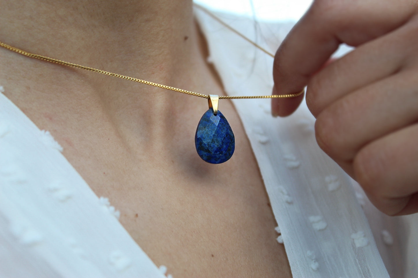 Collar Lapislázuli Drops Facet 1,8 cm., elegancia con raíz chilena.