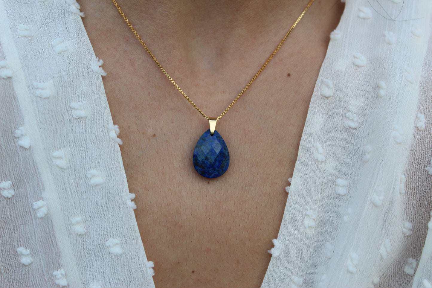 Collar Lapislázuli Drops Facet 1,8 cm., elegancia con raíz chilena.