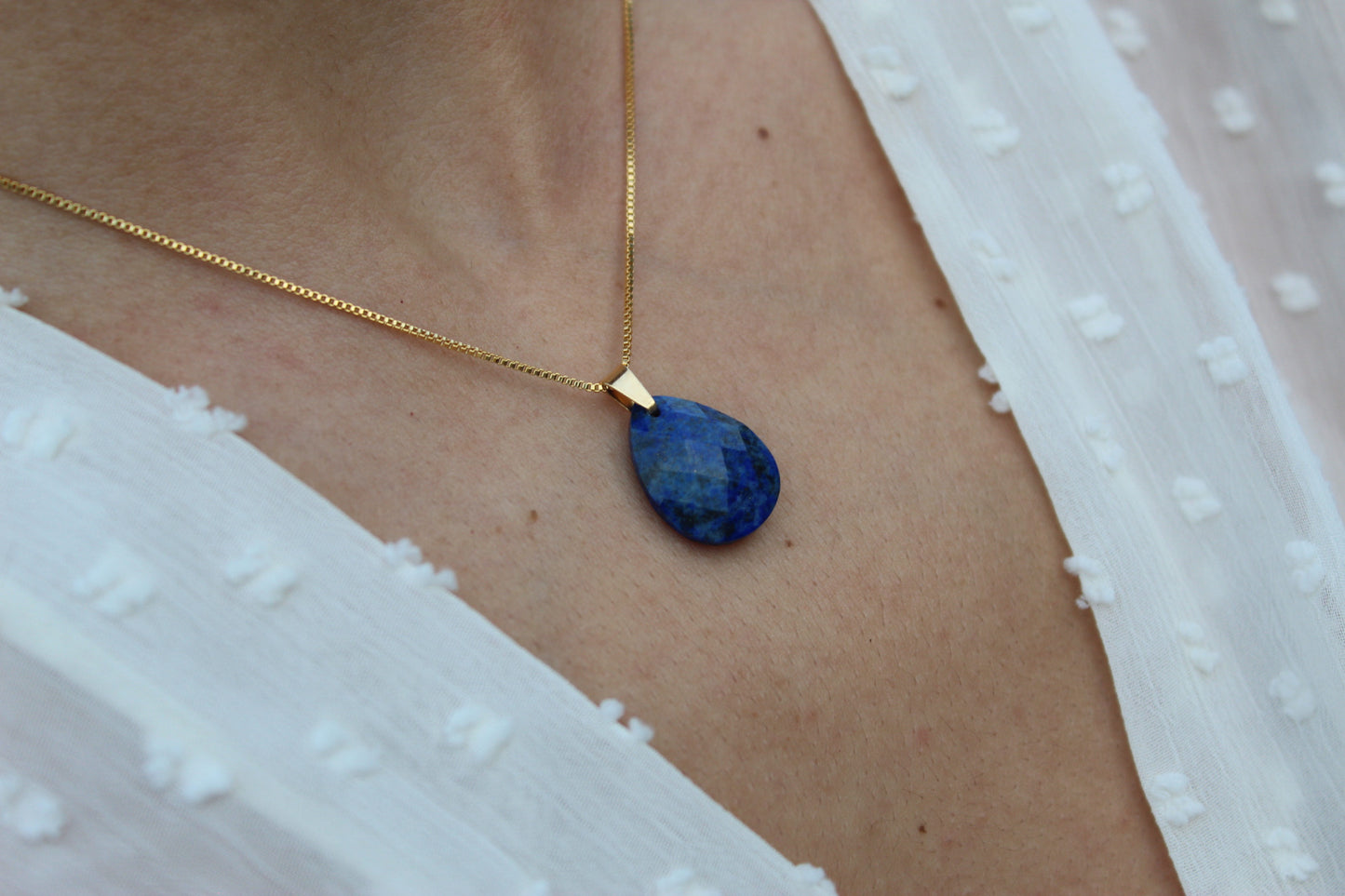 Collar Lapislázuli Drops Facet 1,8 cm., elegancia con raíz chilena.