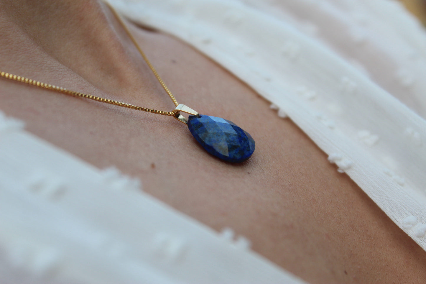 Collar Lapislázuli Drops Facet 1,8 cm., elegancia con raíz chilena.