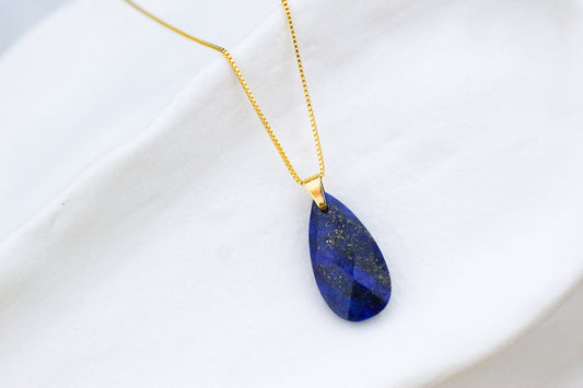 Collar Lapislázuli Drops Facet 2,5 cm., elegancia con identidad chilena.