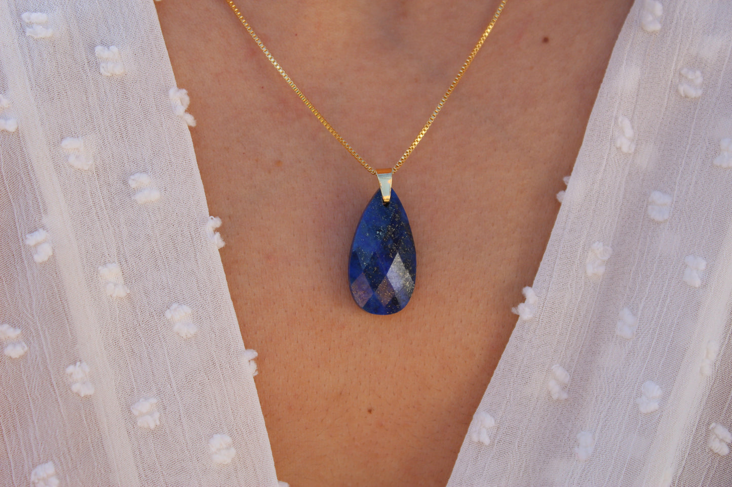 Collar Lapislázuli Drops Facet 2,5 cm., elegancia con identidad chilena.